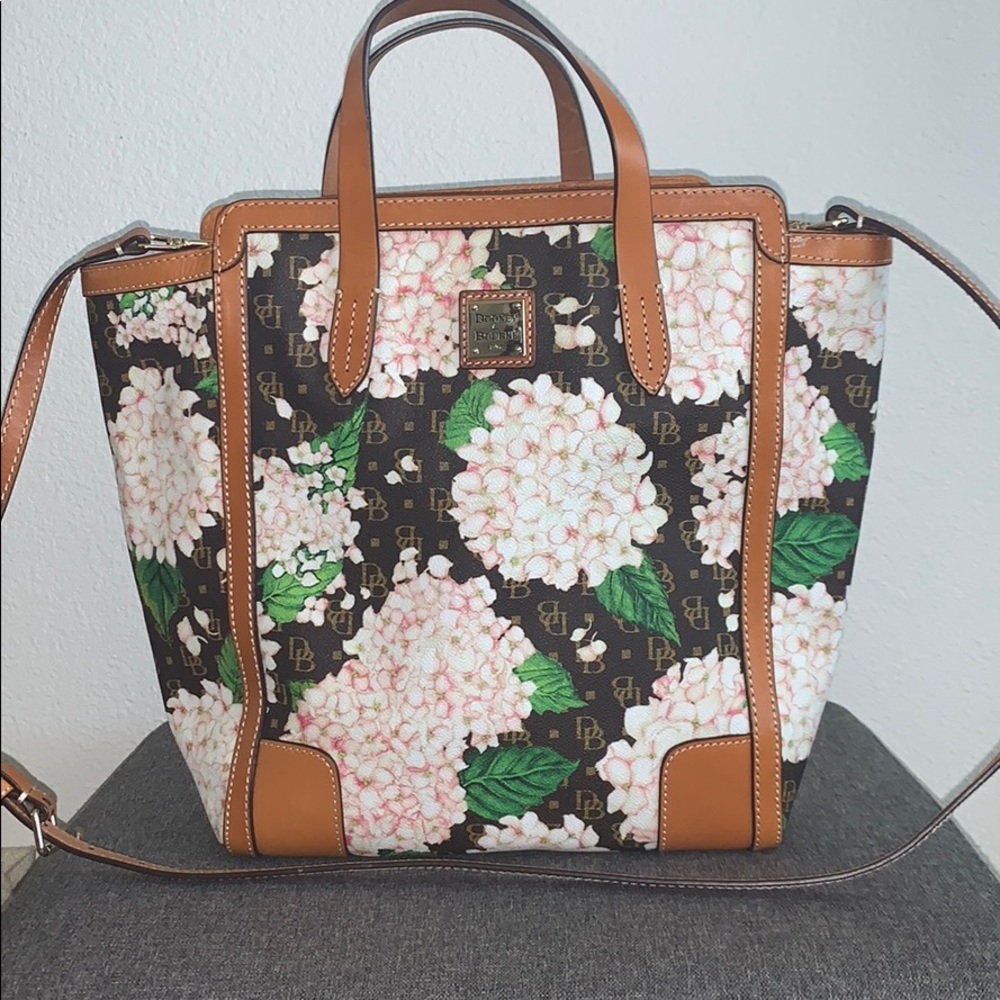 🍃Beautiful floral DOONEY & BURKE handbag 🍂